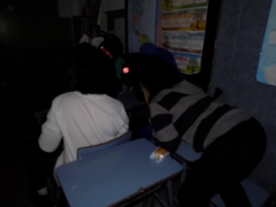 mirando porno en un celular (?)
