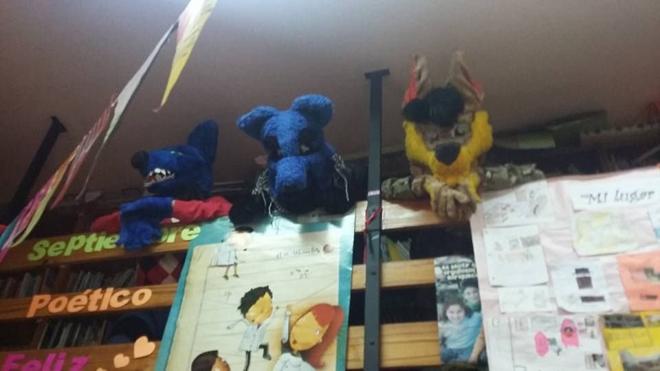 mopa y facu en la biblioteca 2