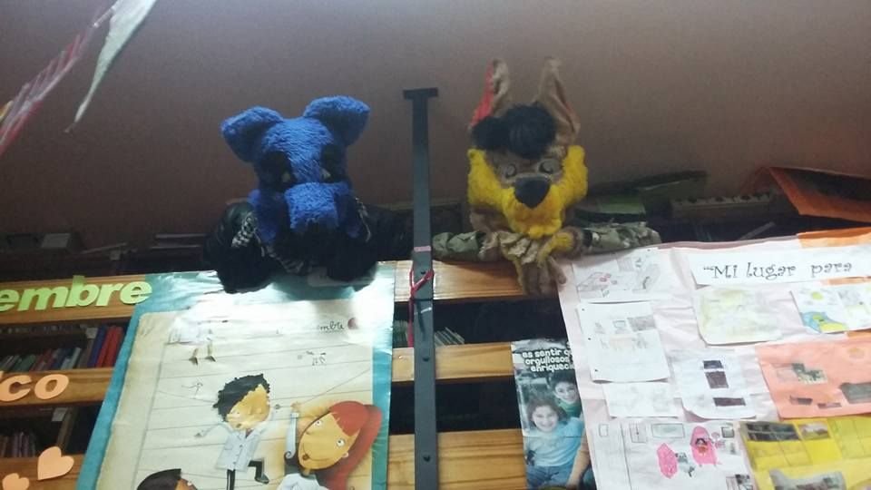 mopa y facu en la biblioteca 1