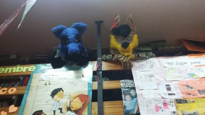 mopa y facu en la biblioteca 1